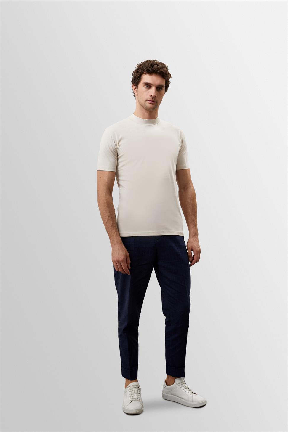 تي شيرت أساسي بقصة ضيقة