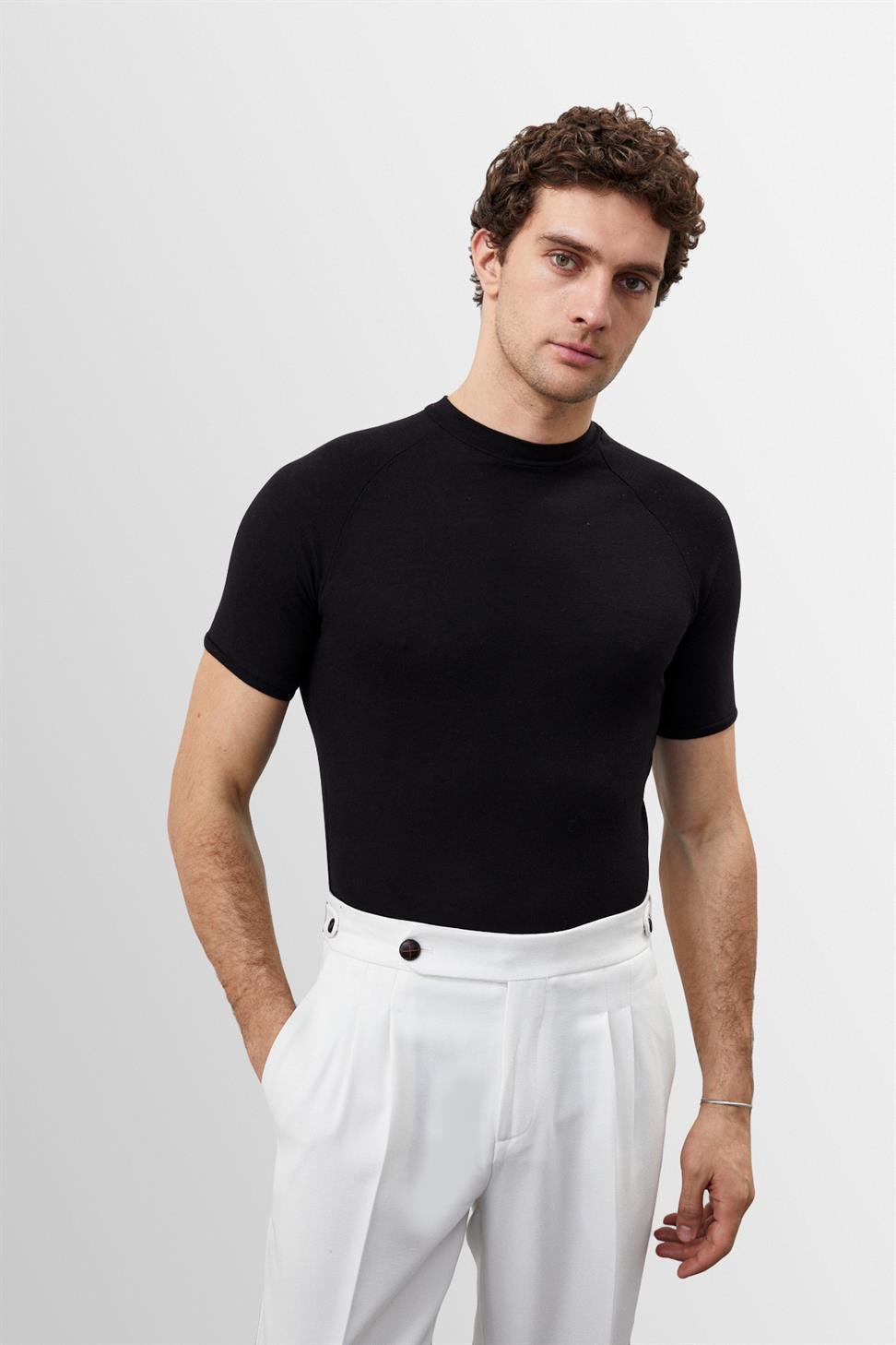 تي شيرت رجالي بقصة ضيقة وياقة دائرية