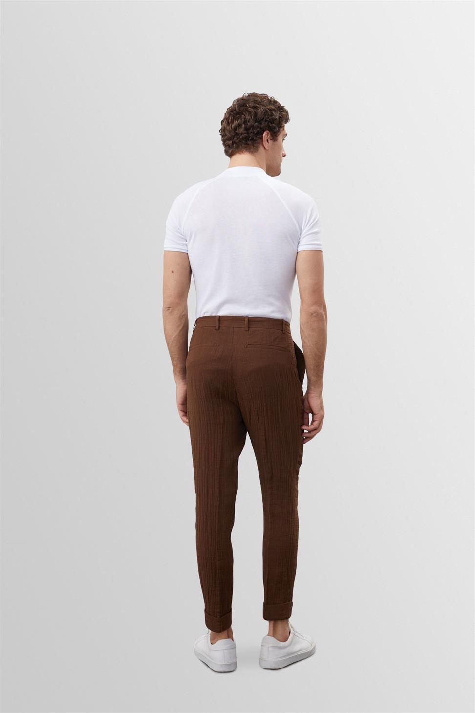 تي شيرت رجالي بقصة ضيقة وياقة دائرية