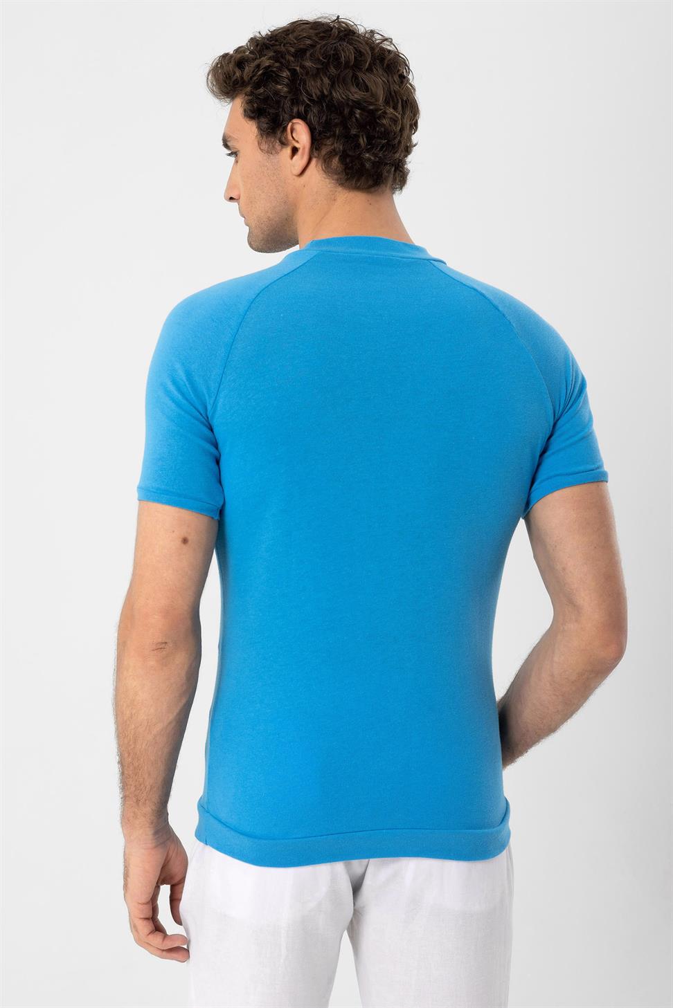 تي شيرت رجالي بقصة ضيقة وياقة دائرية