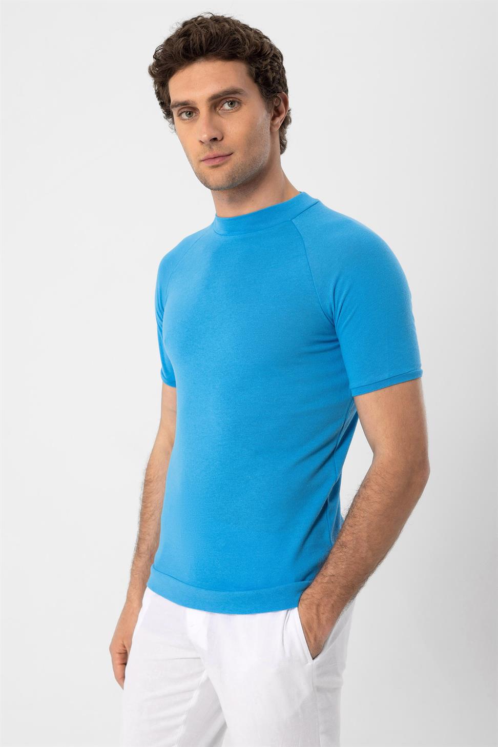 تي شيرت رجالي بقصة ضيقة وياقة دائرية