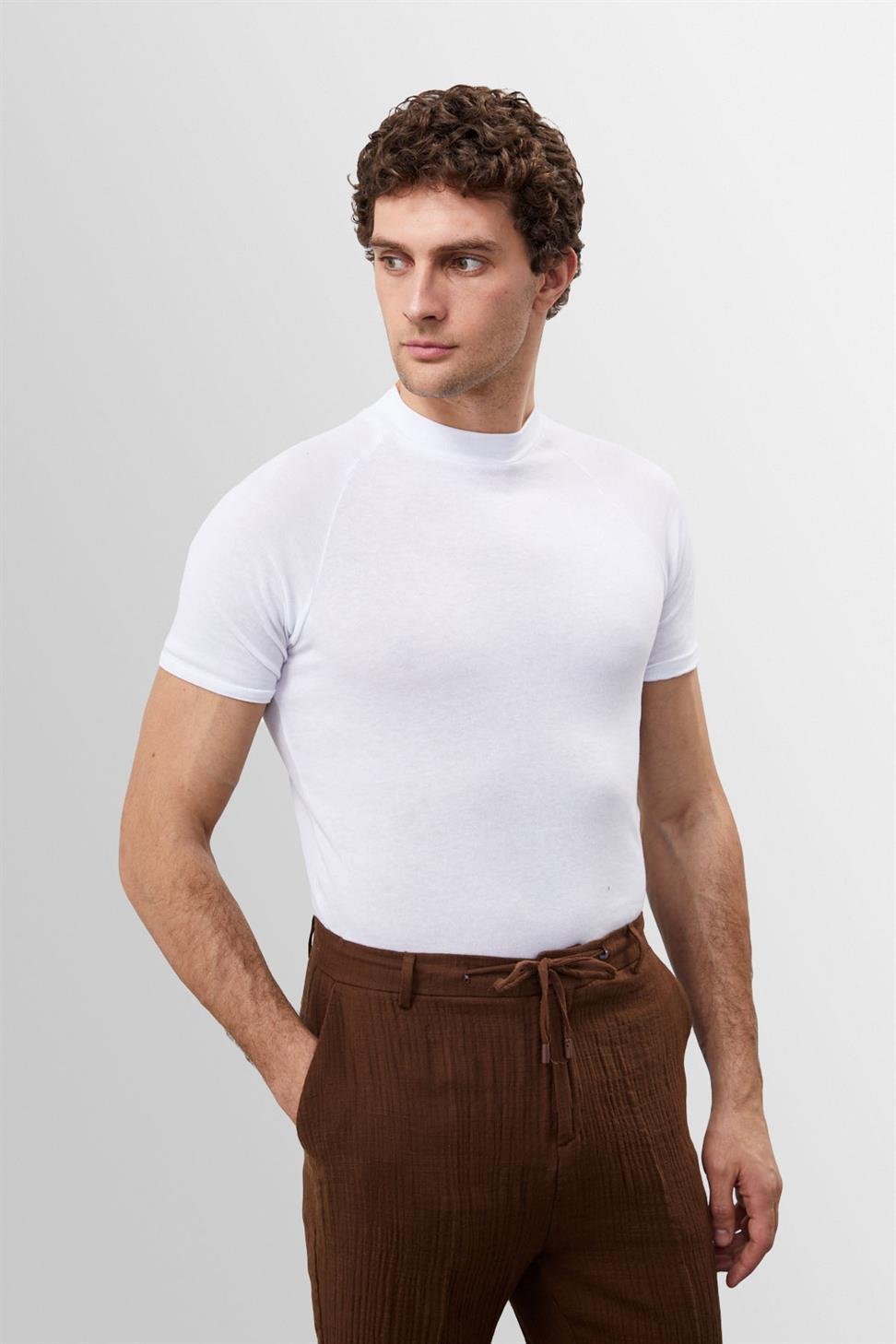 تي شيرت رجالي بقصة ضيقة وياقة دائرية