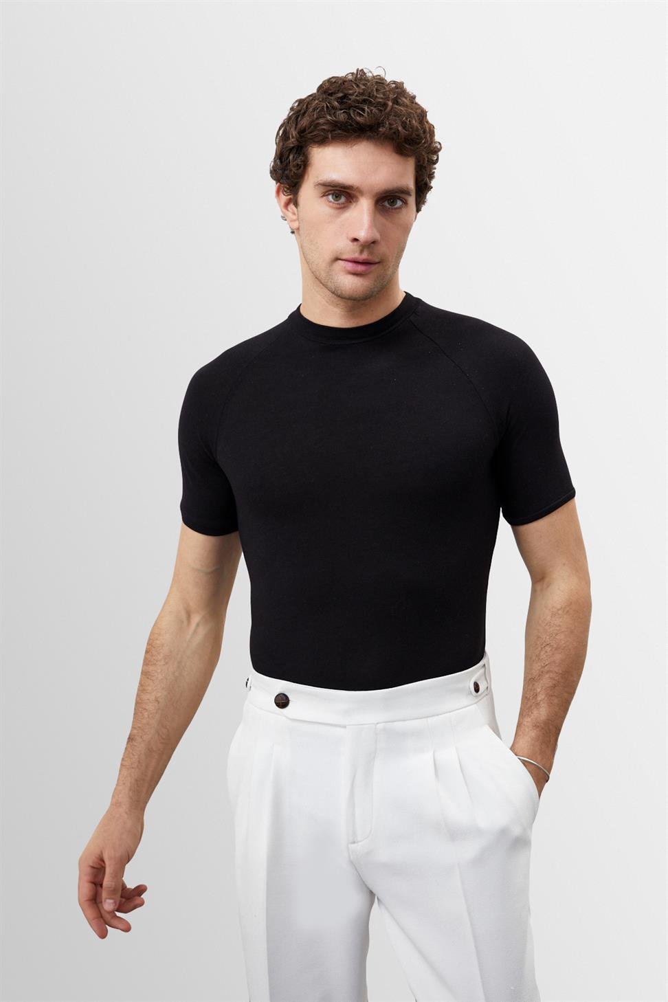 تي شيرت رجالي بقصة ضيقة وياقة دائرية