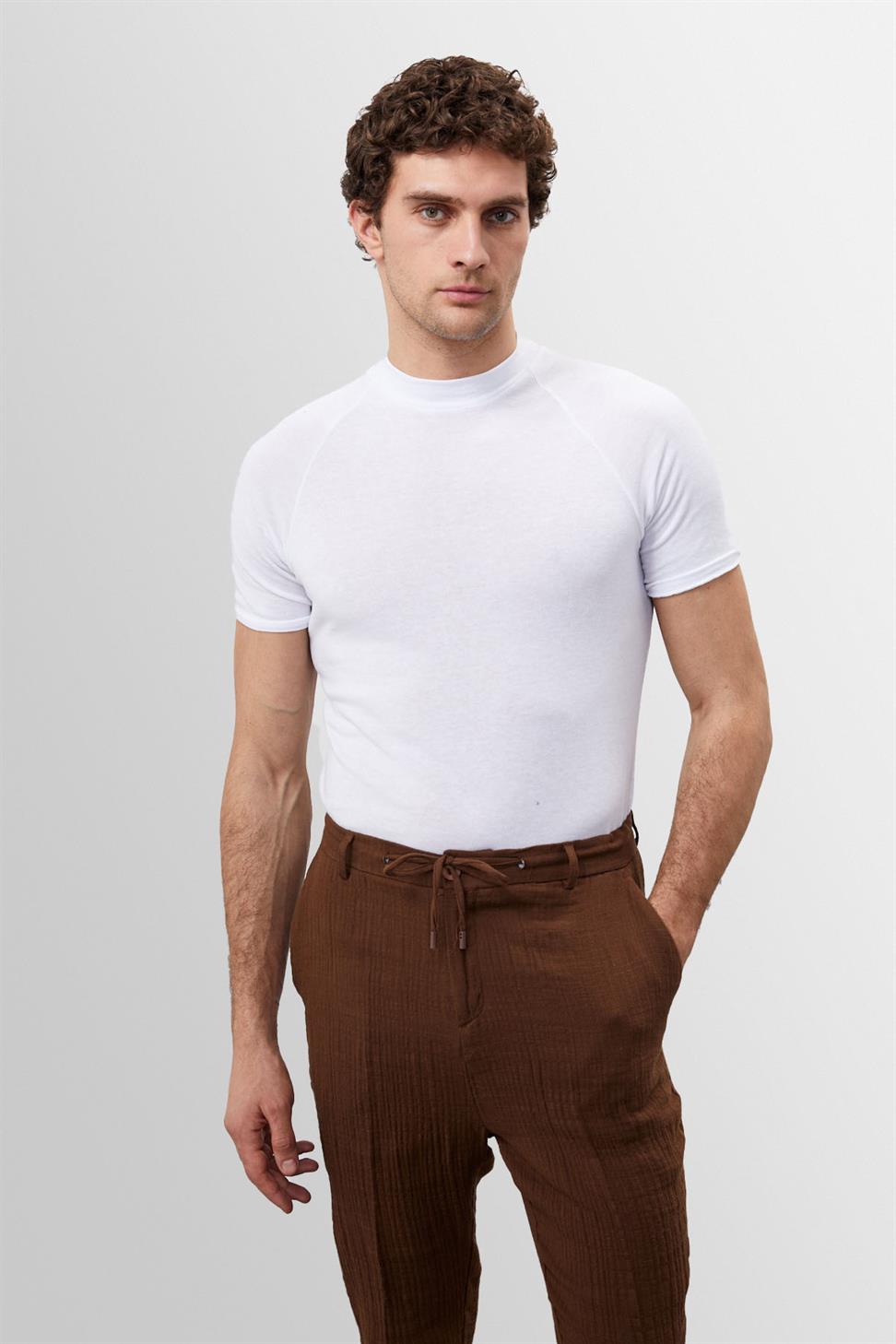 تي شيرت رجالي بقصة ضيقة وياقة دائرية