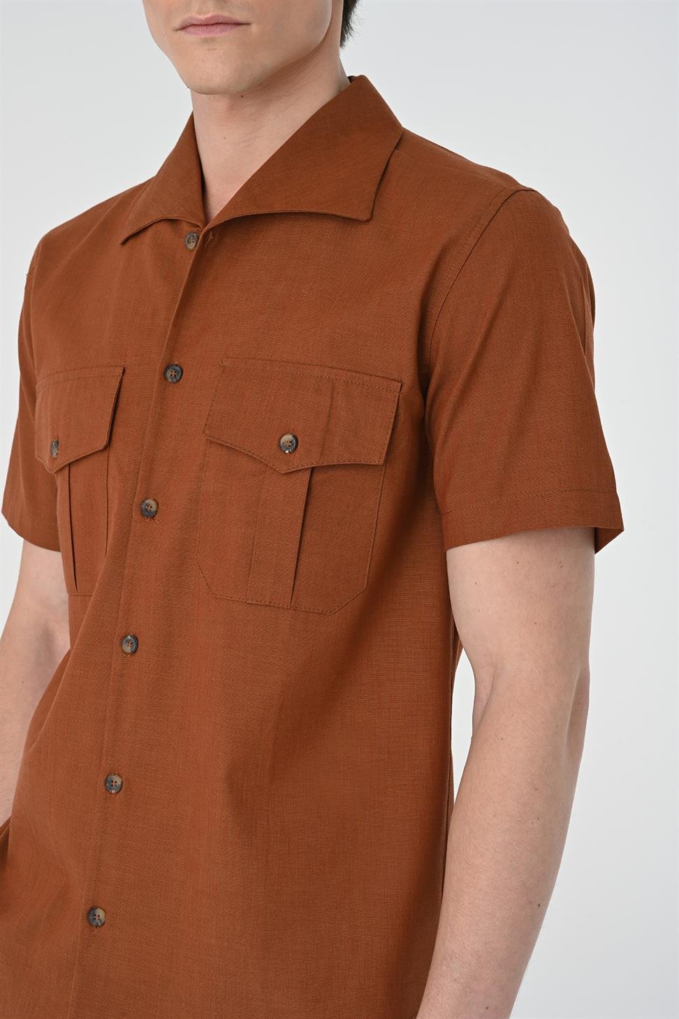 قميص رجالي بياقة واسعة وجيب مزدوج بقصة ضيقة