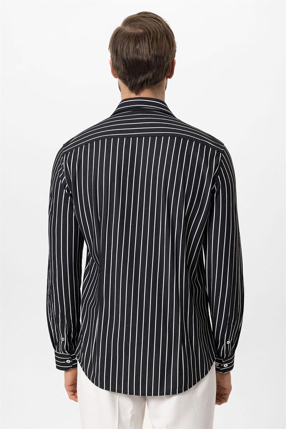 قميص رجالي مخطط بقصة ضيقة وأكمام طويلة