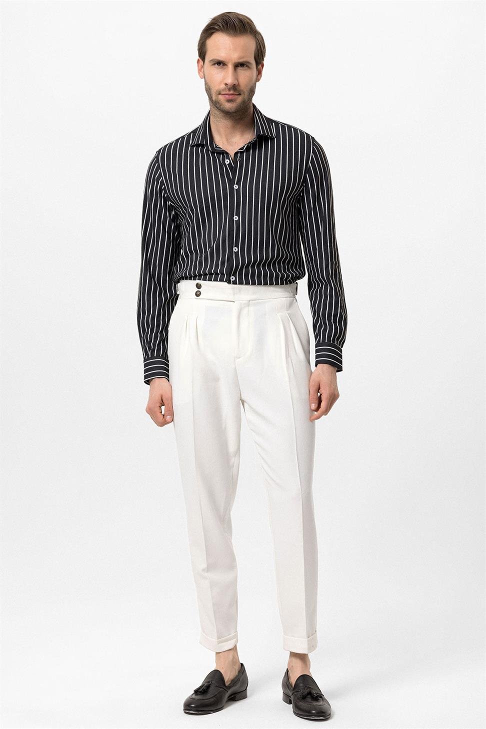 قميص رجالي مخطط بقصة ضيقة وأكمام طويلة