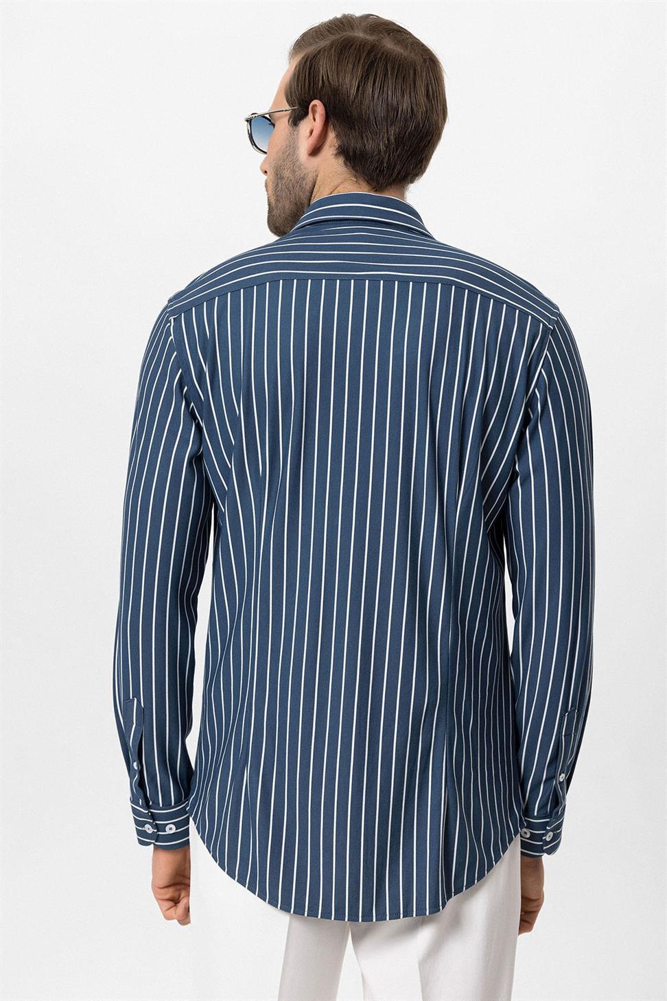 قميص رجالي مخطط بقصة ضيقة وأكمام طويلة