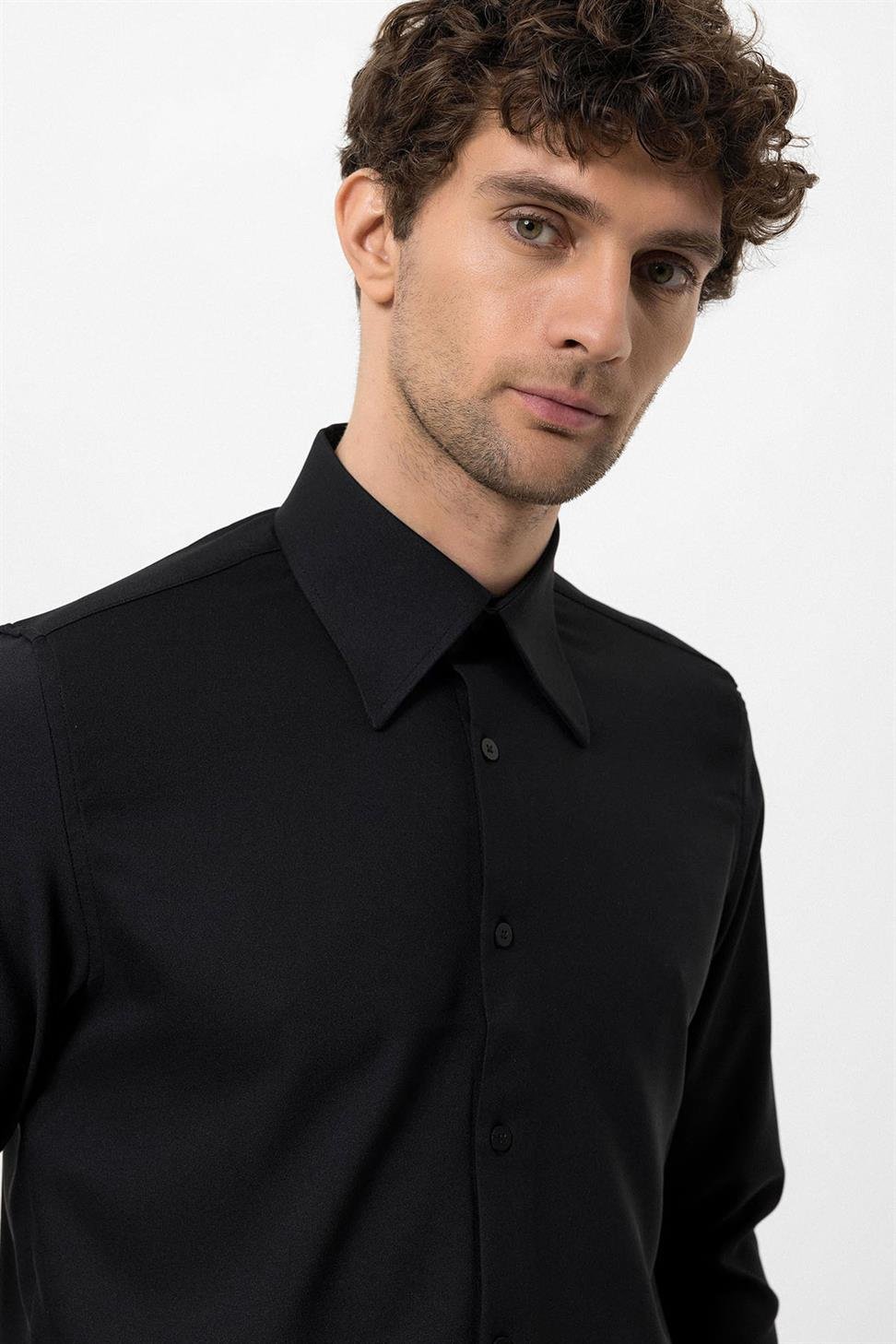 قميص رجالي ذو قصة ضيقة وأكمام طويلة وياقة واسعة