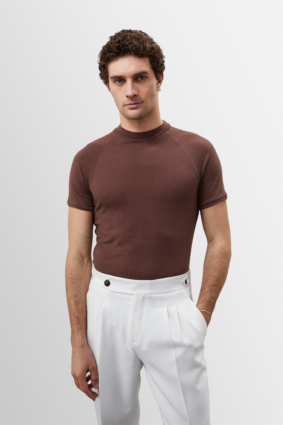 تي شيرت رجالي بقصة ضيقة وياقة دائرية