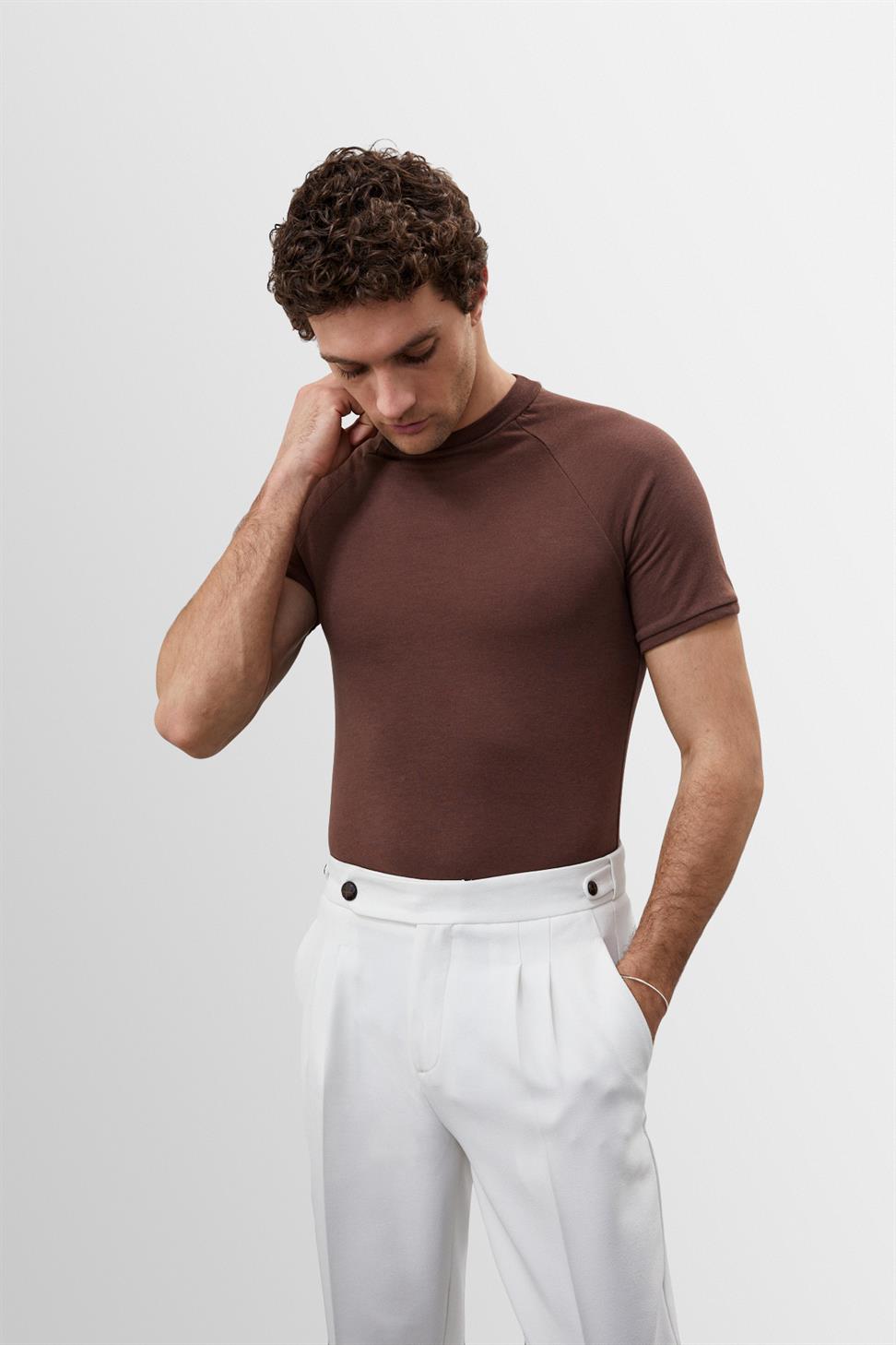 تي شيرت رجالي بقصة ضيقة وياقة دائرية