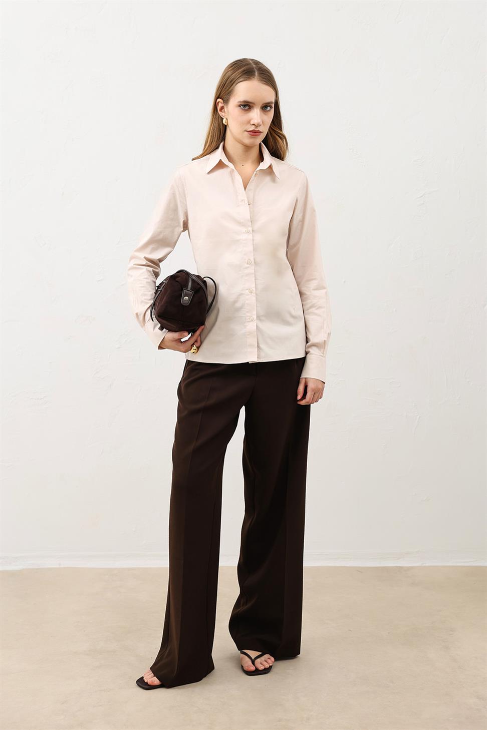 قميص نسائي بقصّة ضيقة