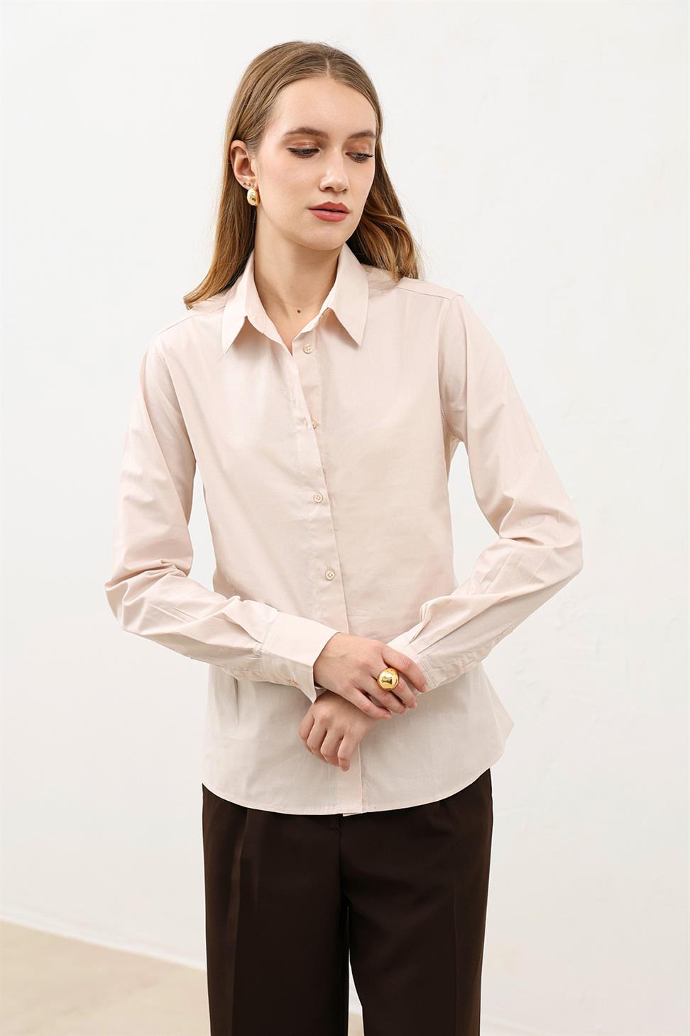 قميص نسائي بقصّة ضيقة