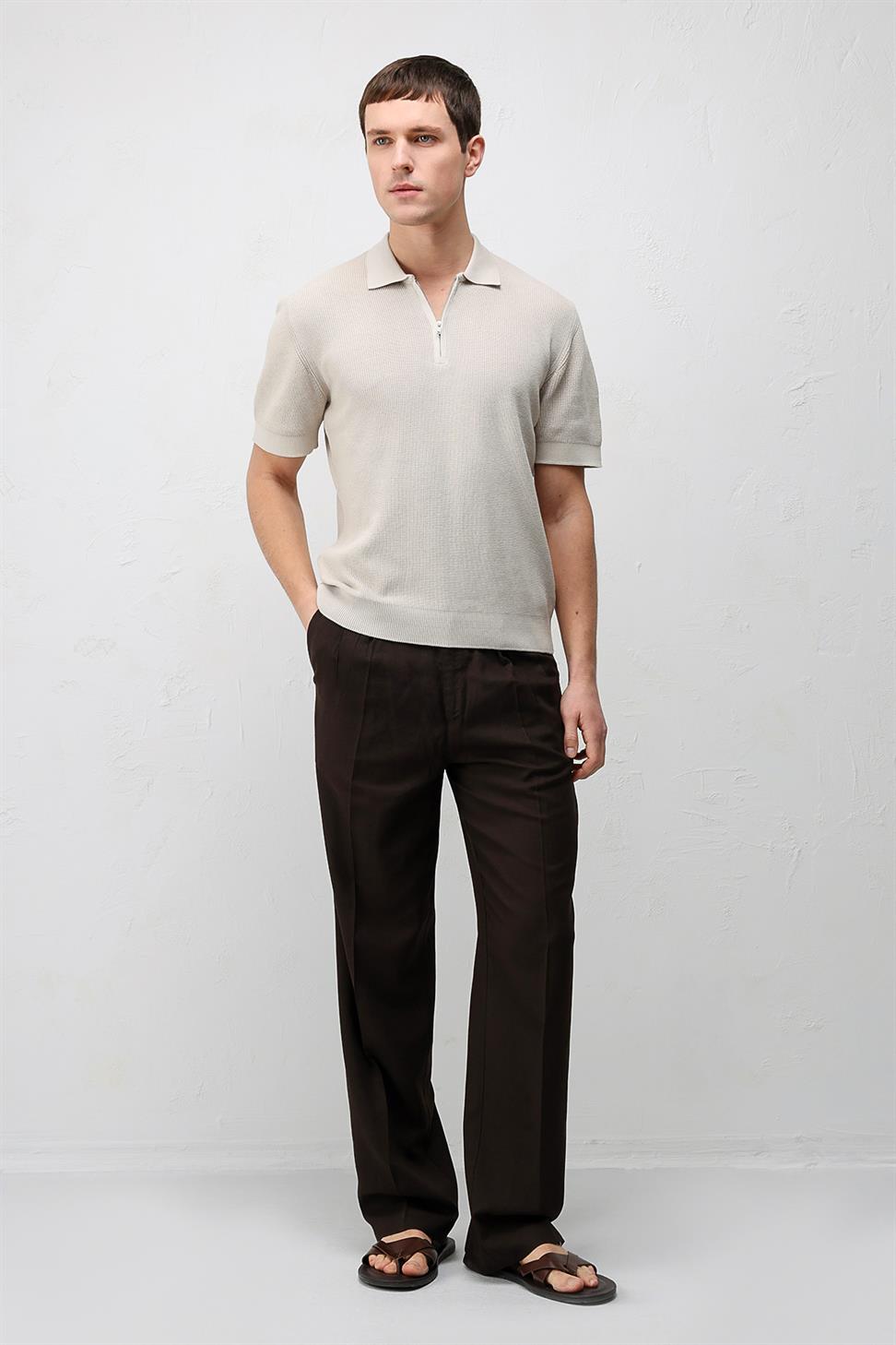 تي شيرت رجالي مريح وضيق برقبة مدورة وسحاب