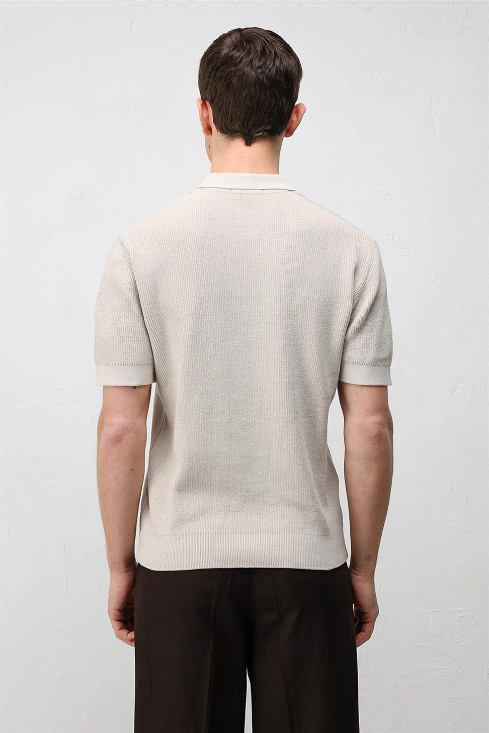 تي شيرت رجالي مريح وضيق برقبة مدورة وسحاب