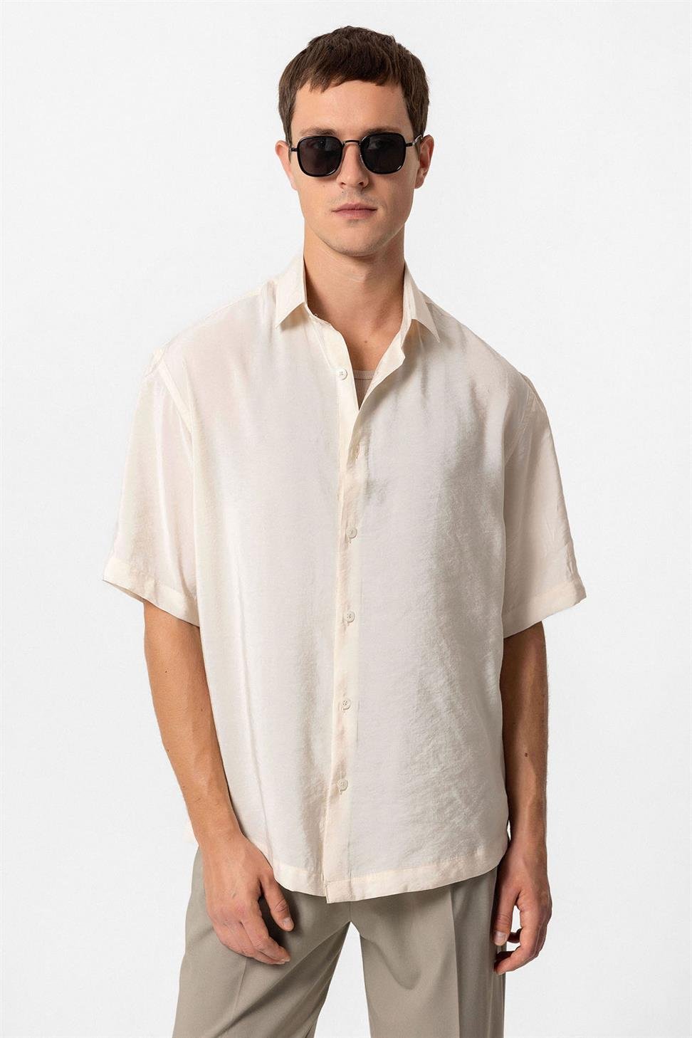 قميص رجالي بأكمام قصيرة مكشوف الأكمام