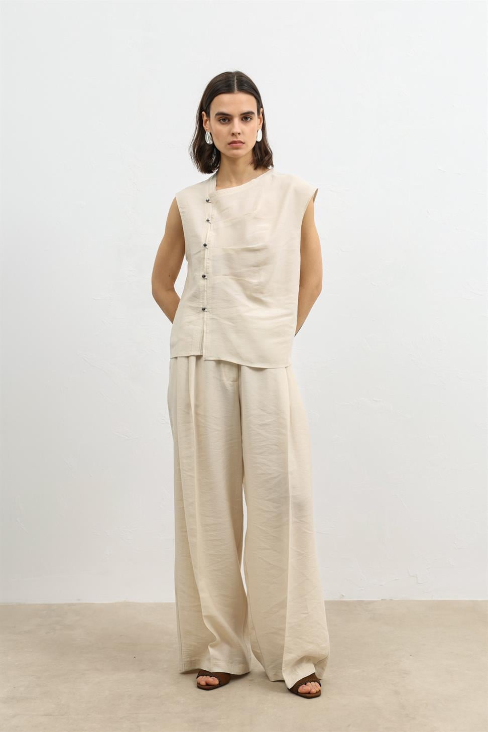 بلوزة نسائية بأزرار من مزيج الليوسيل