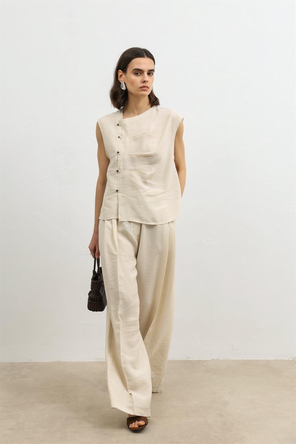 بلوزة نسائية بأزرار من مزيج الليوسيل