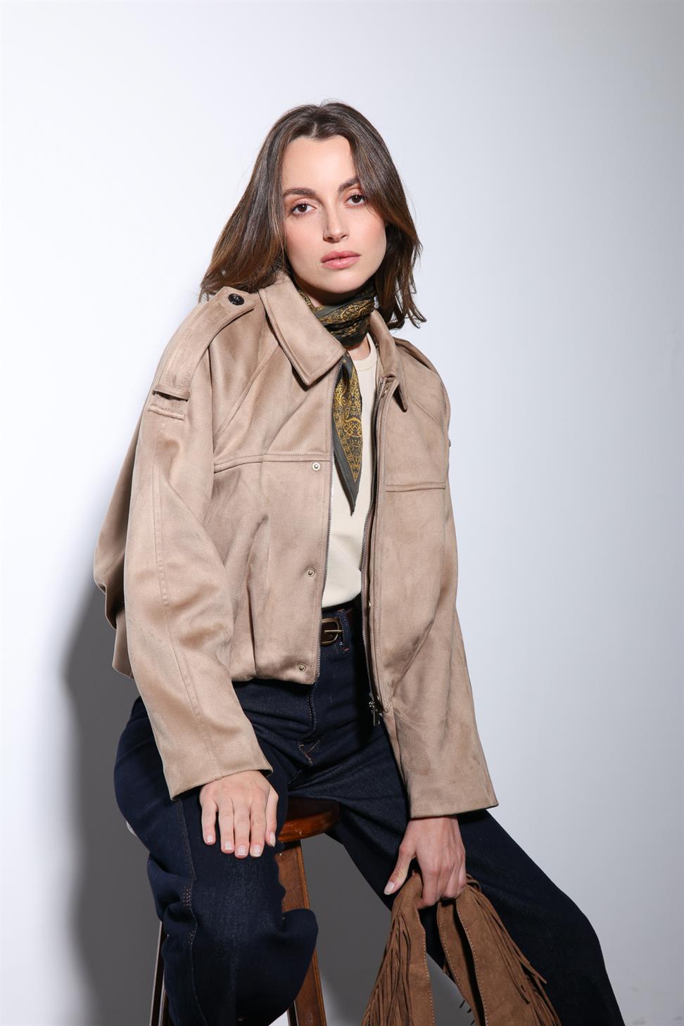 جاكيت بومبر للسيدات بمظهر الجلد المدبوغ