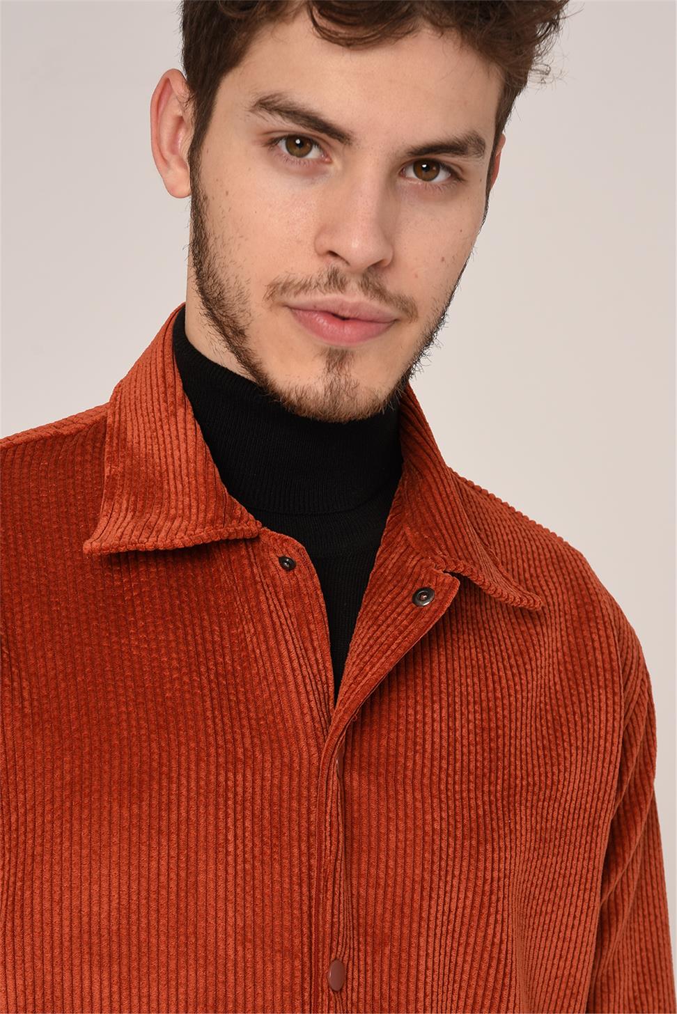 سترة قميص مخملية مع جيب للجيب