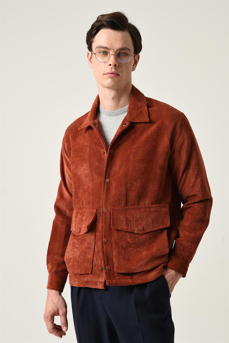 سترة قميص مخملية مع جيب للجيب