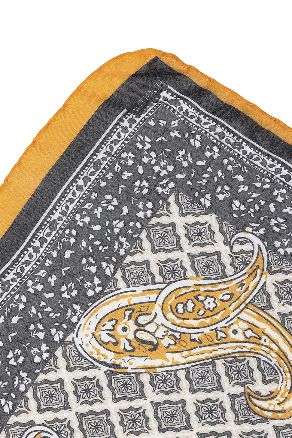 وشاح ملون منقوش بنقوش عرقية