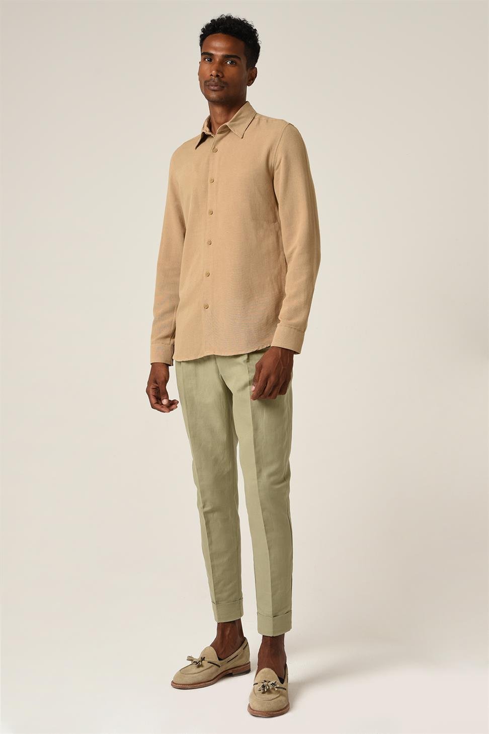 قميص كتان بأكمام طويلة