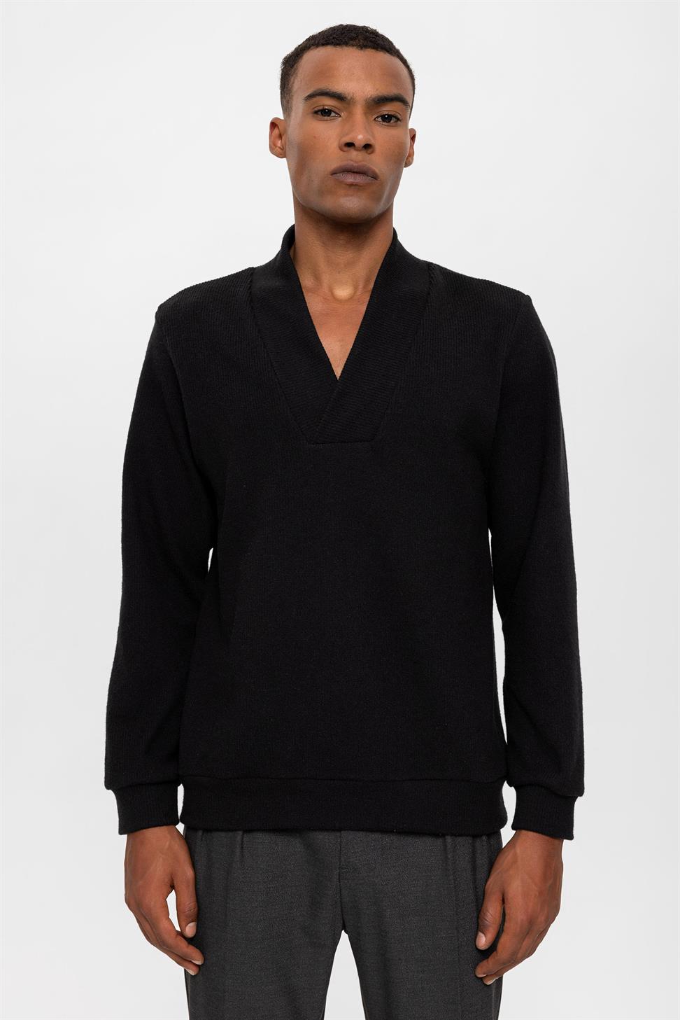 سترة رجالية برقبة على شكل حرف V