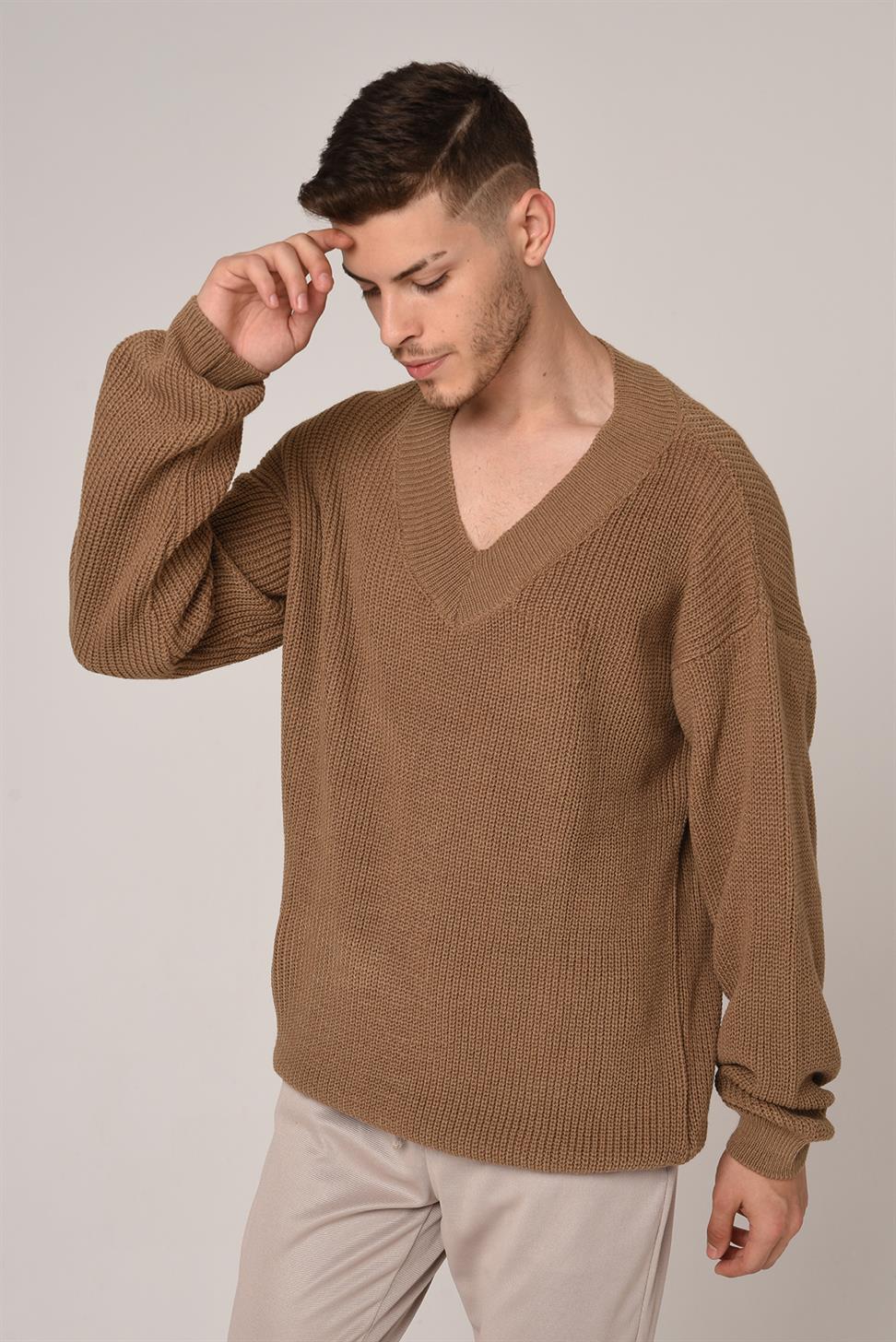 سترة تريكو متماسكة على شكل حرف V