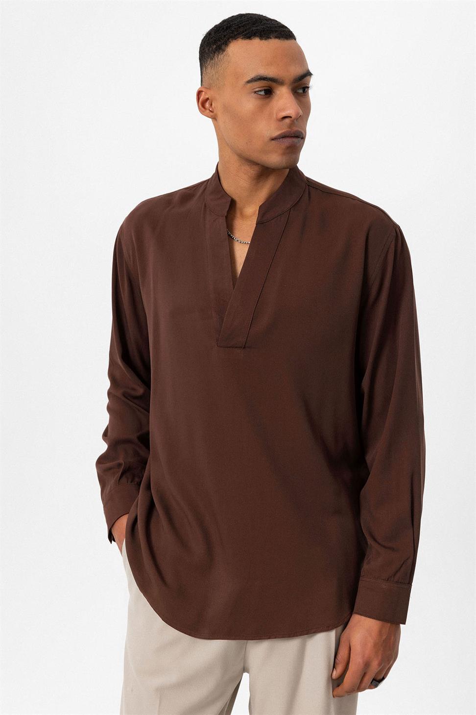 قميص رجالي بأكمام طويلة ورقبة على شكل حرف V