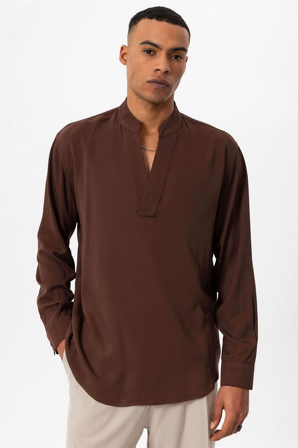 قميص رجالي بأكمام طويلة ورقبة على شكل حرف V