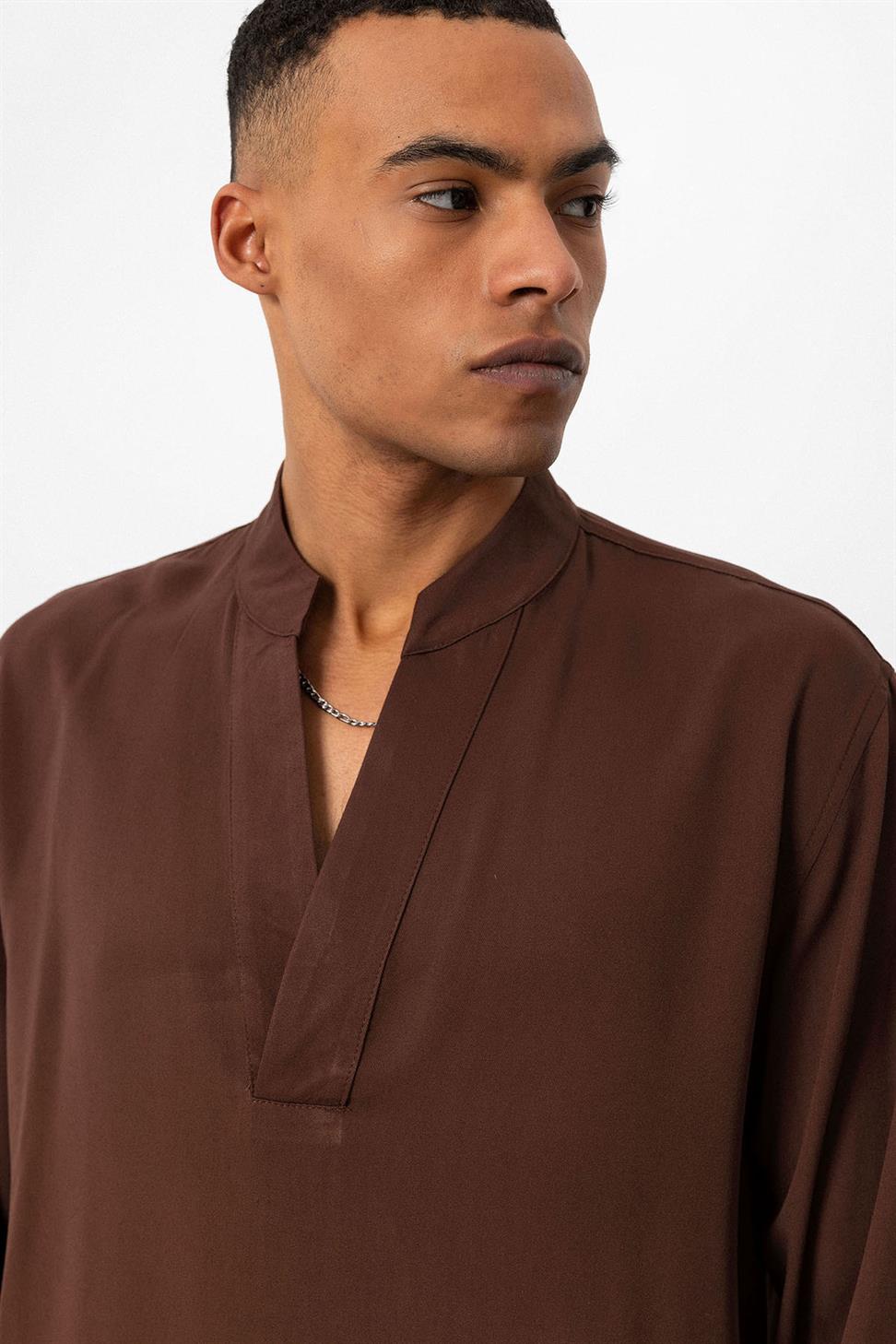 قميص رجالي بأكمام طويلة ورقبة على شكل حرف V