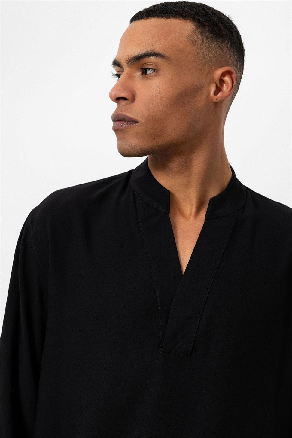 قميص رجالي بأكمام طويلة ورقبة على شكل حرف V