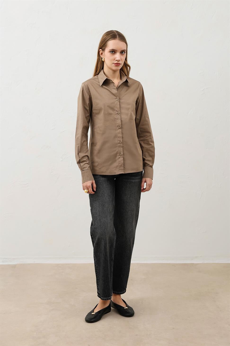 قميص نسائي بقصّة ضيقة