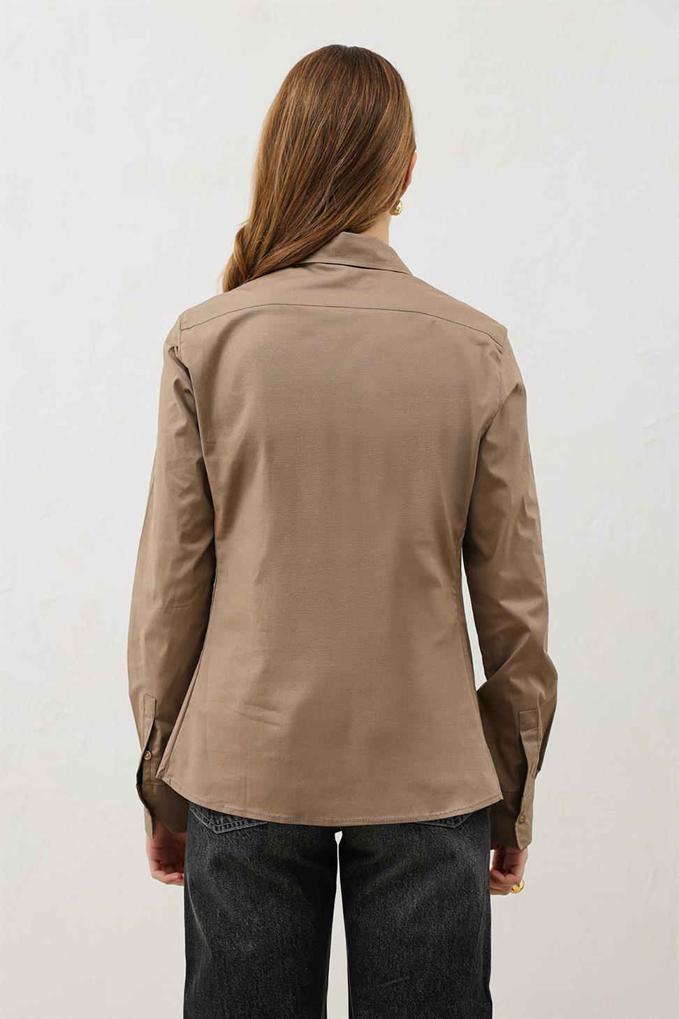 قميص نسائي بقصّة ضيقة