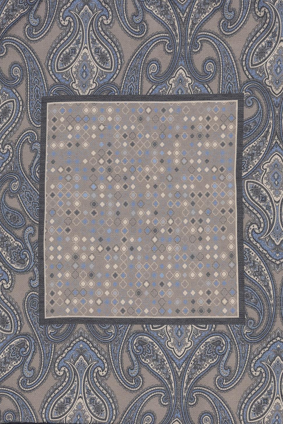 وشاح مربع منقوش بنقوش عرقية