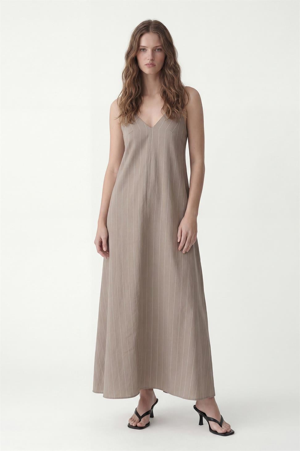 فستان نسائي مخطط من مزيج من الأقمشة