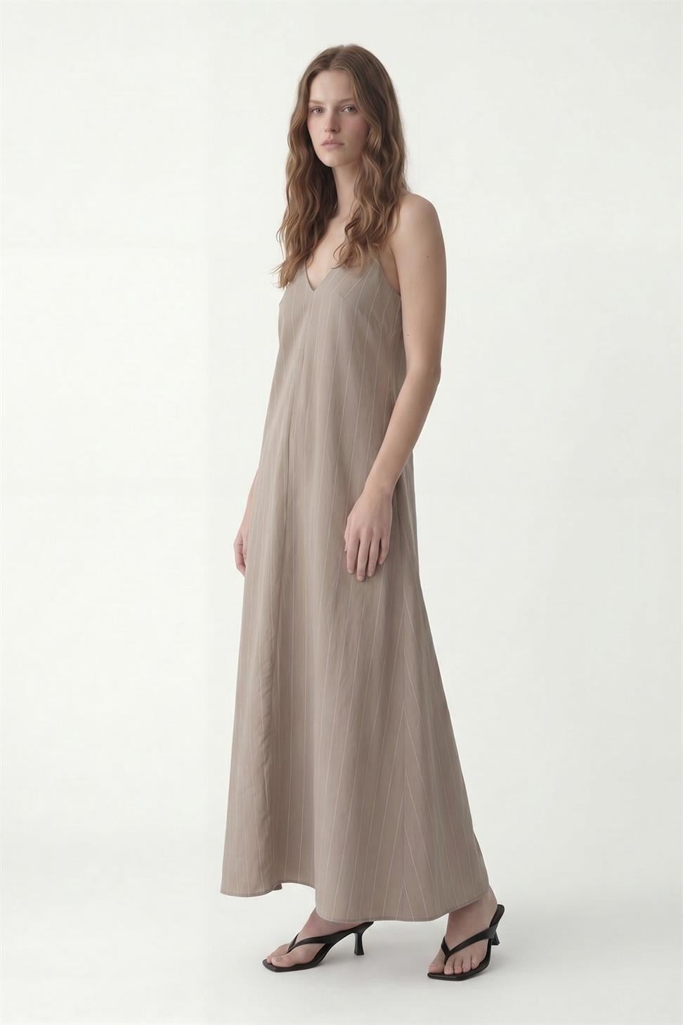 فستان نسائي مخطط من مزيج من الأقمشة