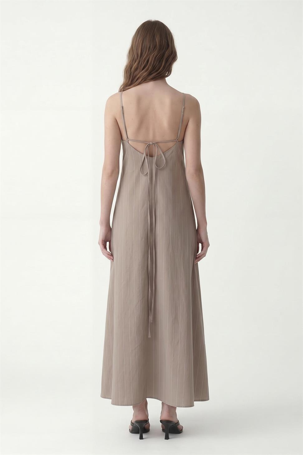 فستان نسائي مخطط من مزيج من الأقمشة