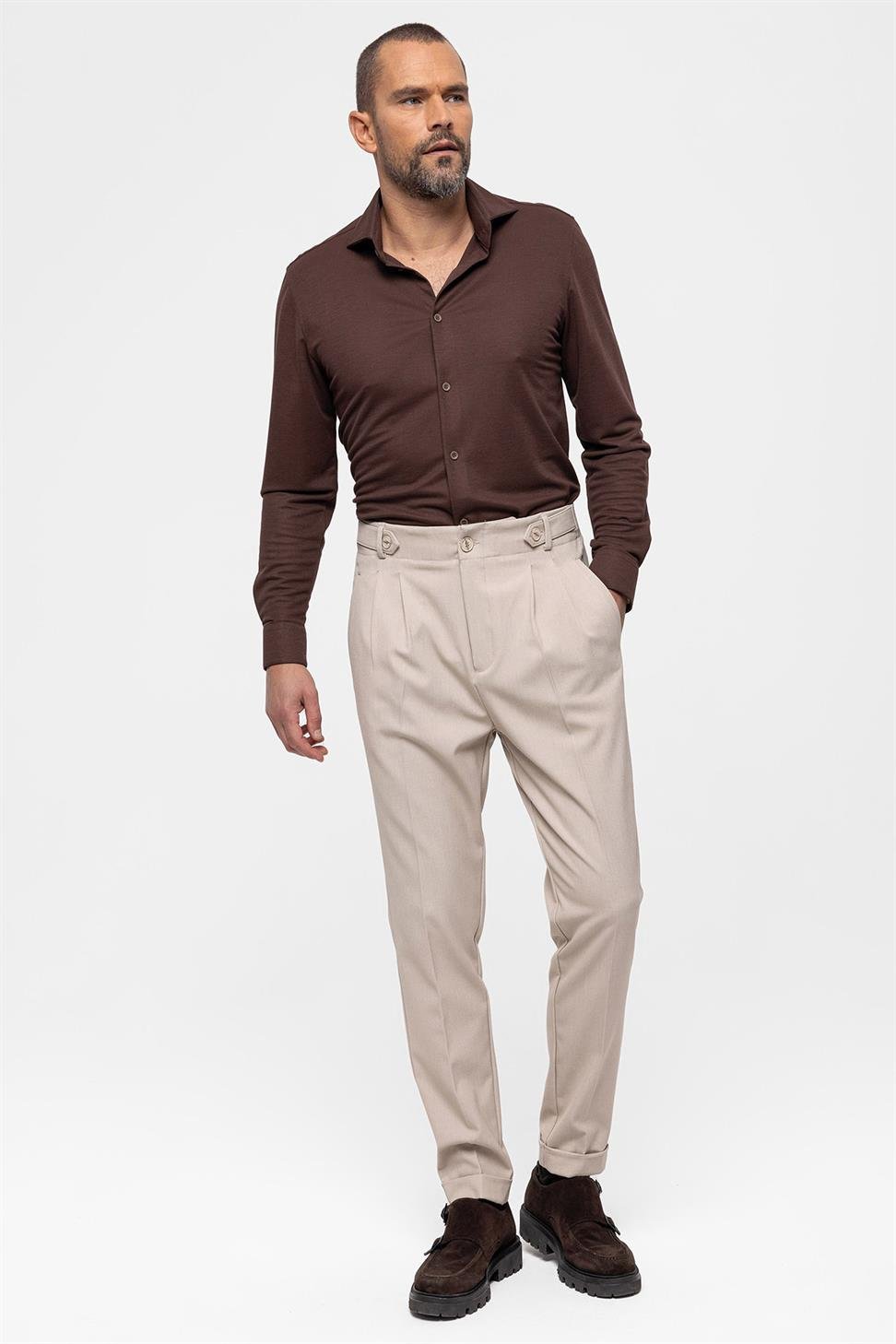 بنطلون قماش عالي الخصر (صديقها) مطوي