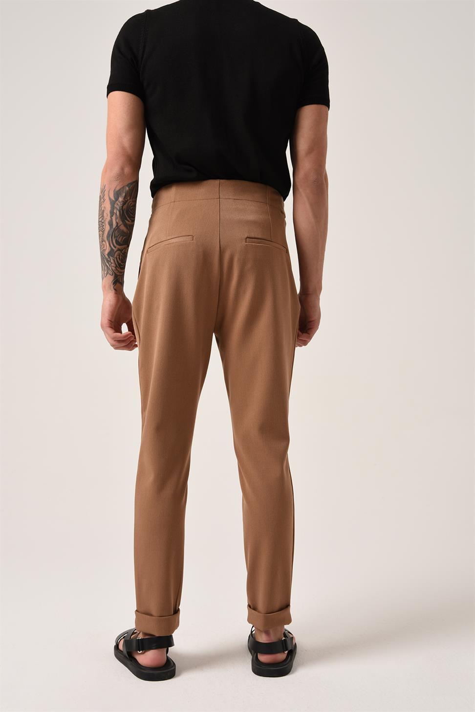 بنطلون قماش عالي الخصر (صديقها) مطوي