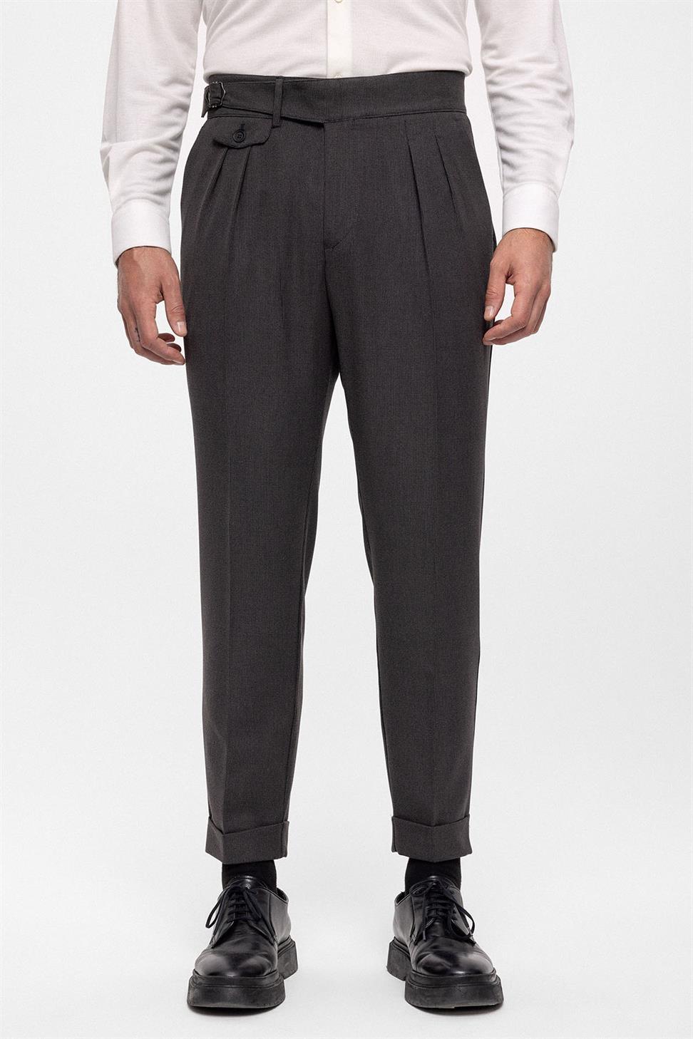 بنطلون قماش عالي الخصر (صديقها) مطوي مع حزام بإبزيم