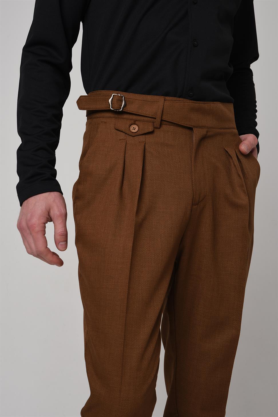 بنطلون قماش عالي الخصر (صديقها) مطوي مع حزام بإبزيم