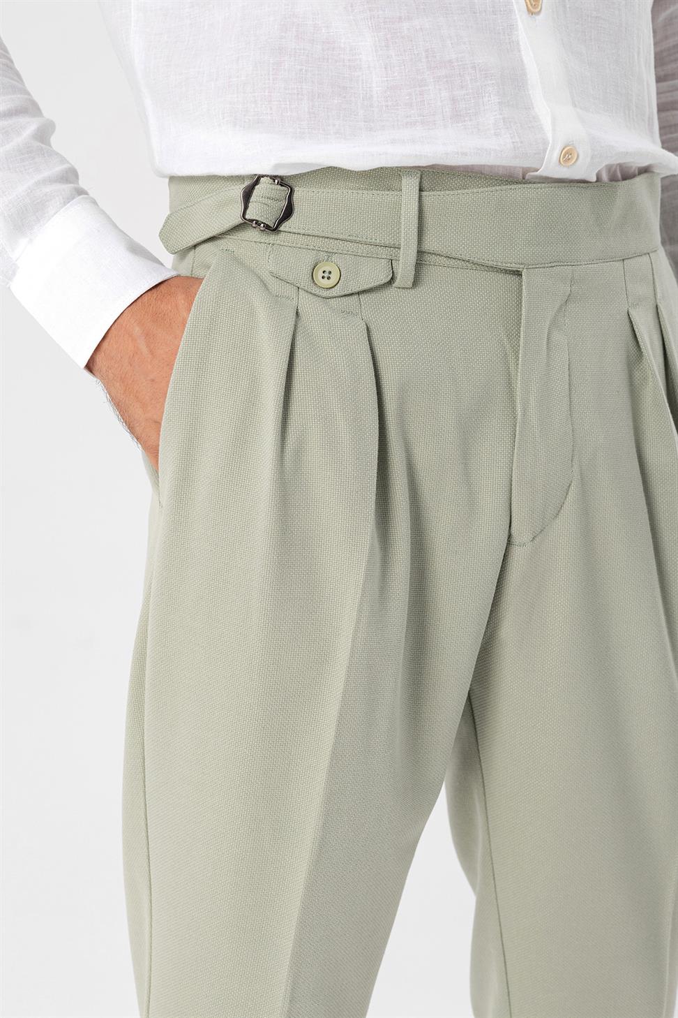 بنطلون قماش عالي الخصر (صديقها) مطوي مع حزام بإبزيم