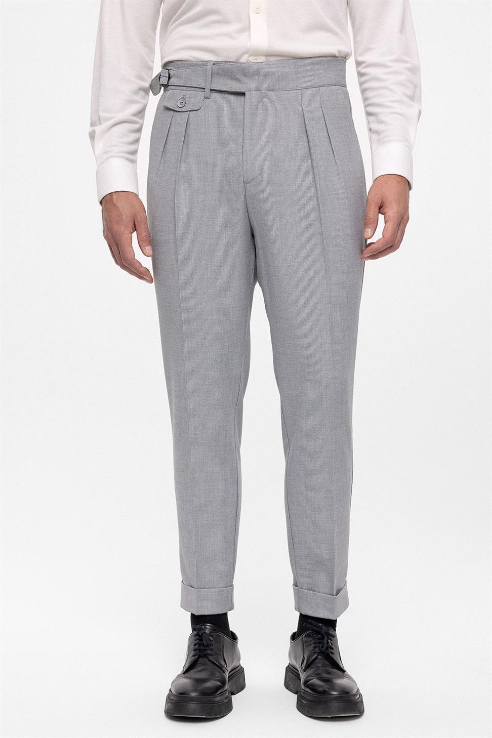 بنطلون قماش عالي الخصر (صديقها) مطوي مع حزام بإبزيم