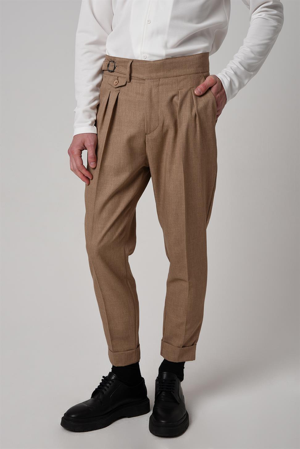 بنطلون قماش عالي الخصر (صديقها) مطوي مع حزام بإبزيم