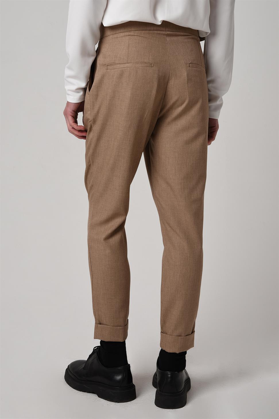 بنطلون قماش عالي الخصر (صديقها) مطوي مع حزام بإبزيم