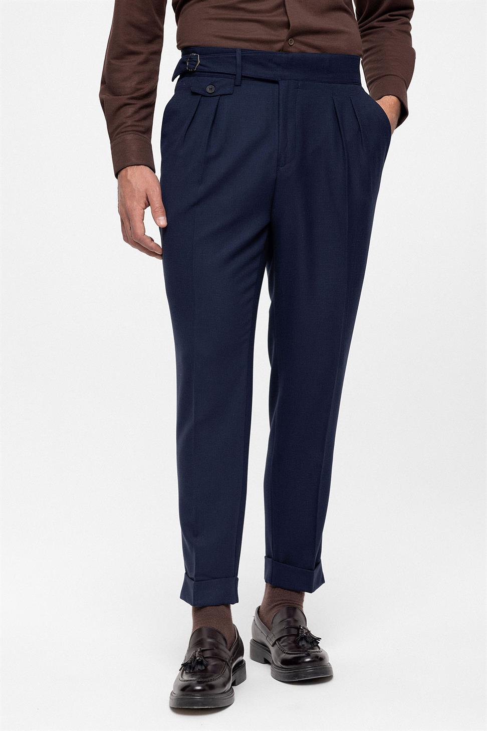 بنطلون قماش عالي الخصر (صديقها) مطوي مع حزام بإبزيم