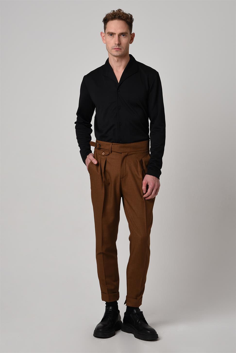 بنطلون قماش عالي الخصر (صديقها) مطوي مع حزام بإبزيم