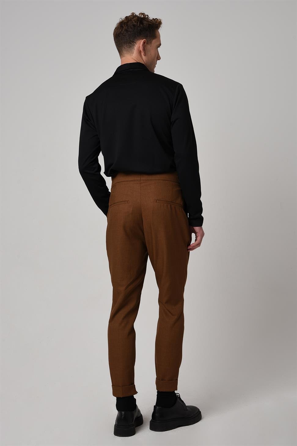 بنطلون قماش عالي الخصر (صديقها) مطوي مع حزام بإبزيم